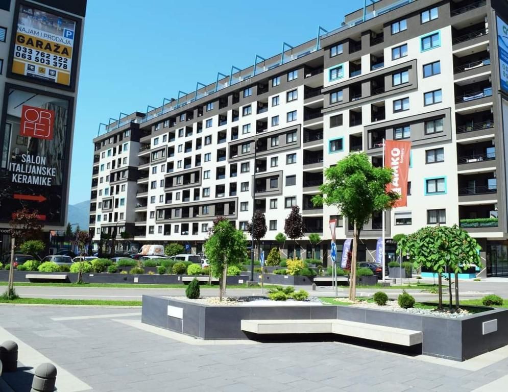Zgrada Bulevar iz ulice, s uređenim trgom ispred