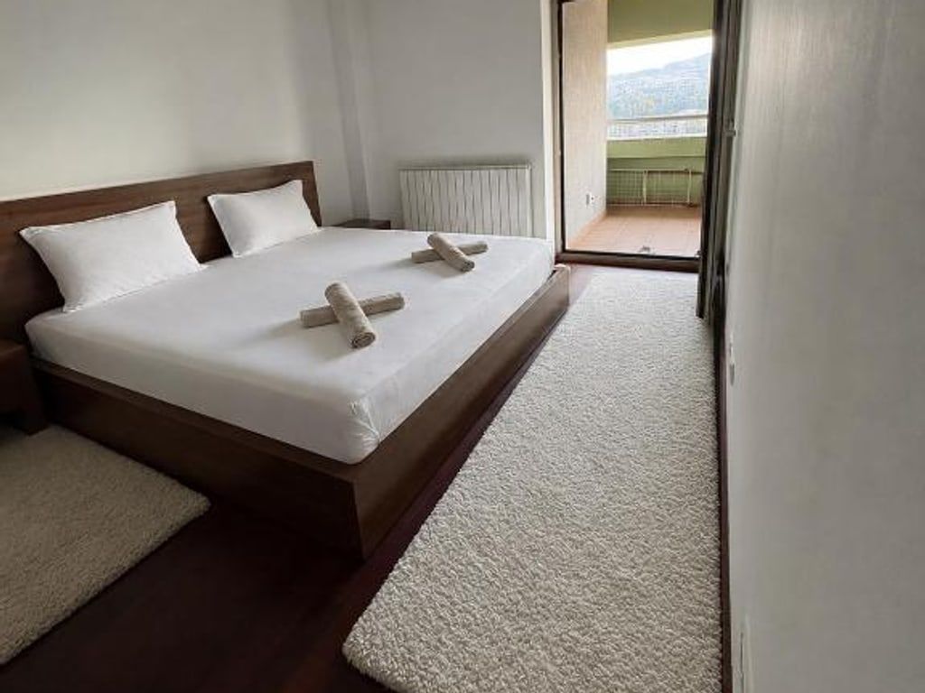 Spavaća soba s bračnim krevetom i izlazom na balkon