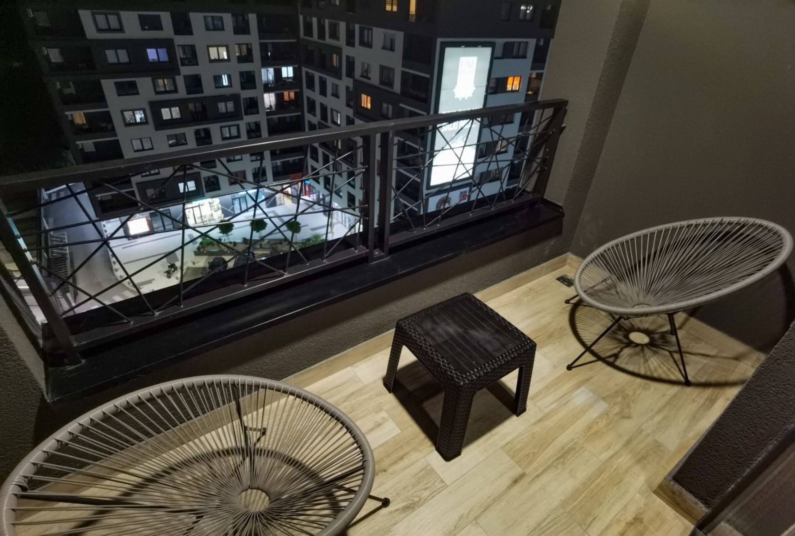 Balkon sa dvije fotelje i stolićem