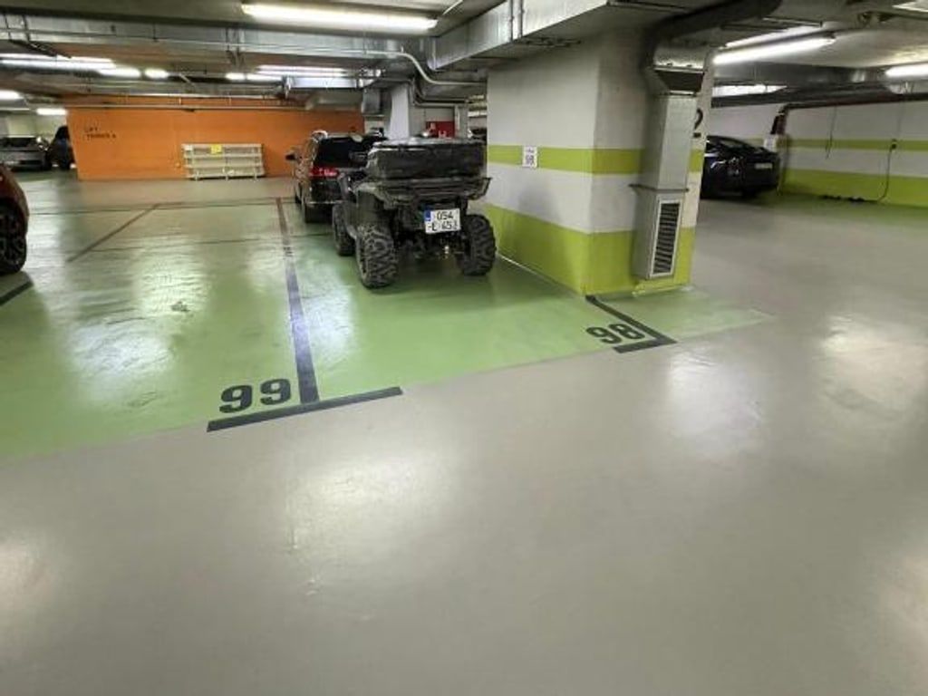 Unutrašnji parking s obilježenim mjestima