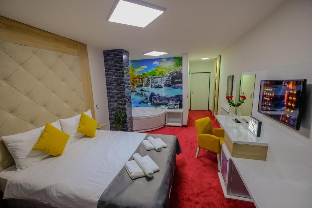 Kupatilo s jacuzzijem i tuš-kabinom u apartmanu Bulevar